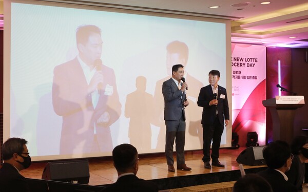 8일 서울 롯데호텔월드에서 진행된 '더 뉴 롯데 그로서리 데이’에서 강성현 롯데마트 대표이사(왼쪽)와 남창희 롯데슈퍼 대표이사가 콘퍼런스에 참석한 파트너사에 인사말을 하고 있다./사진=롯데쇼핑