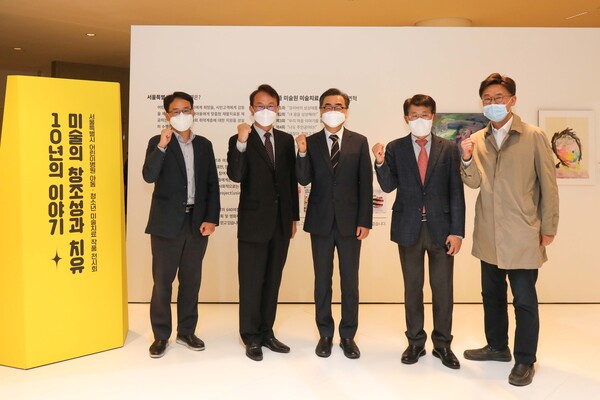 8일 삼성복지재단은 서울시 어린이병원과 공동 주최하고 삼성문화재단, 삼성생명공익재단이 후원하는 아동·청소년 미술치료 작품 전시회 ‘미술의 창조성과 치유, 10년의 이야기’를 서울 용산구 삼성아동교육문화센터에서 개최했다. (왼쪽부터) 김지호 삼성생명공익재단 전략기획팀장, 김성원 삼성복지재단 대표이사, 남민 서울시 어린이병원장, 류문형 삼성문화재단 대표이사, 송우현 서울시 어린이병원 진료부장이 전시회 개막식에서 기념사진 촬영을 하고 있다./사진=삼성복지재단