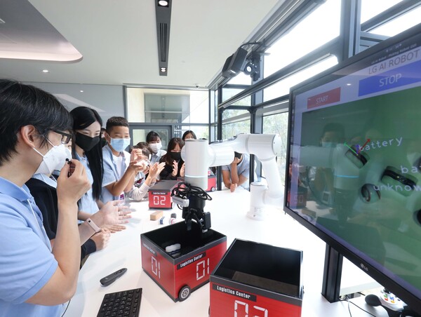 서울 마곡 'LG디스커버리랩 서울'에서 학생들이 시각지능을 활용해 사물을 분류하는 로봇 원리에 대해 학습하고 있다./사진=LG