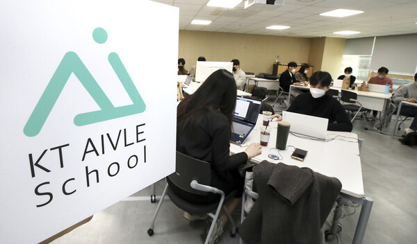 에이블스쿨 2기 교육생들이 실전형 프로젝트에 참여하고 있는 모습 / 사진=KT