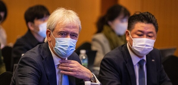 반도체 노광 장비 선두기업인 네덜란드의 ASML의 피터 베닝크 대표가 15일 오전 서울 강남구 코엑스 인터컨티넨탈 호텔에서 열린 화성 '뉴 캠퍼스' 청사진 공개 행사에 참석해 안내 화면을 지켜보고 있다./사진=연합뉴스