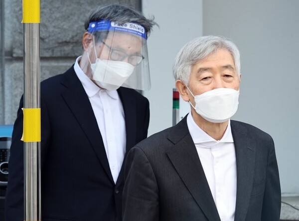 최지성 전 삼성 미래전략실장(오른쪽)과 장충기 전 삼성 미래전략실 차장이 2022년 3월17일 경기도 의왕 서울구치소에서 가석방으로 출소하고 있다./연합