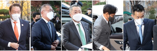 (왼쪽부터) 최태원 SK그룹 회장, 정의선 현대차그룹 회장, 박정원 두산그룹 회장, 이재현 CJ그룹 회장, 김동관 한화솔루션 부회장이 17일 오후 무함마드 빈 살만 사우디아라비아 왕세자와 만나기 위해 서울 중구 소공동 롯데호텔에 도착해 차에서 내리고 있다./사진=연합뉴스