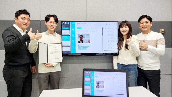 '그룹 CIO상’을 수상한 kt DS 직원들이 기념사진 촬영을 하는 모습 / 사진=KT