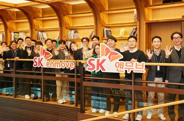 12월 1일 ‘SK엔무브’로 새롭게 출범하는 SK루브리컨츠의 차규탁 사장(앞줄 왼쪽에서 4번째)과 구성원들이 18일 서울 종로구 SK서린빌딩에 모여 새 사명을 소개하고 있다./사진=SK루브리컨츠