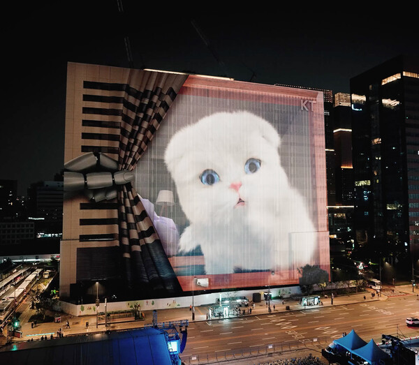 광화문 West사옥 리모델링 공사가림막을 활용한 미디어파사드 프로젝트 / 사진=KT