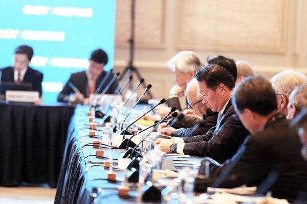 최태원 SK그룹 회장이 5일(현지시간) 미국 워싱턴 D.C.인근에서 열린 ‘2022 트랜스 퍼시픽 다이얼로그’에서 참석자들의 발표를 듣고 있다./사진=SK그룹