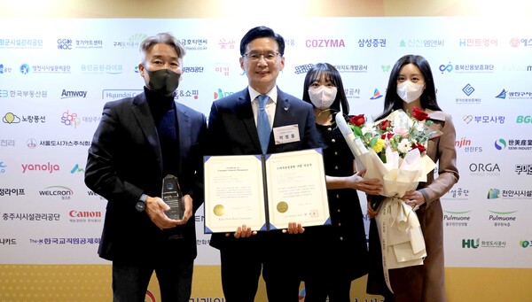 9일 서울 잠실 롯데호텔에서 열린 '2022년 하반기 소비자중심경영 인증 수여식'에서 박병률 진에어 대표(왼쪽 두번째)가 CCM 인증서를 들고 기념촬영을 하고 있다./사진=진에어