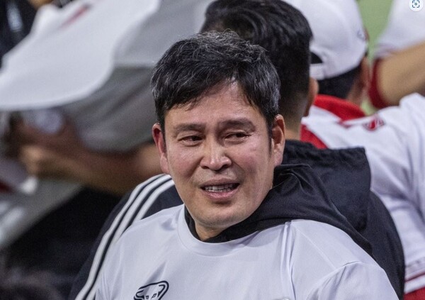 11월 8일 SSG랜더스가 우승을 확정지은 뒤 구단주인 정용진 신세계그룹 부회장이 눈물을 흘리며 선수들을 바라보고 있다./사진=연합뉴스