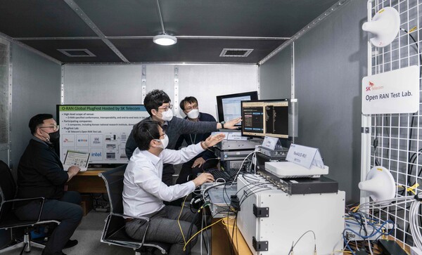 SK텔레콤 분당사옥에서 SK텔레콤과 참여사 연구원들이 플러그페스트를 위한 오픈랜 관련 시험을 진행하는 모습 / 사진=SK텔레콤
