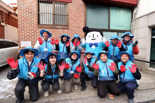 19일 서울 강서구 화곡동에서 주거환경 개선 봉사활동에 참가한 대우건설 임직원들./대우건설