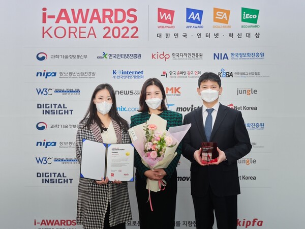 신라면세점은 20일 서울 서초구 aT센터에서 진행된 2022 웹·스마트앱어워드 시상식에서 모바일서비스 이노베이션대상을 포함한 3개부문에서 대상을 수상했다. (왼쪽부터) 신라면세점 최성민 그룹장, 김보연 상무, 이재균 그룹장./사진=신라면세점