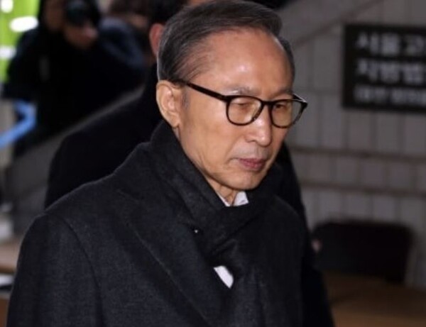 2019년 4월 24일 비자금 횡령 및 뇌물 혐의로 기소된 이명박 전 대통령이 공판에 참석하기 위해 서울 서초구 중앙지법으로 들어서고 있다./연합