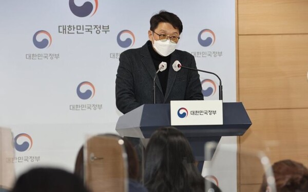 정부가 KT와 LG유플러스의 5G 28GHz 기지국 수가 당초 주파수 할당 조건에 미치지 못한다는 판단에 따라 해당 주파수 할당 취소 처분을 확정했다. 최우혁 과기정통부 전파정책국장이 23일 정부서울청사 브리핑실에서 발표하고 있다./사진=연합