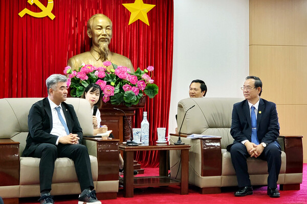 정원주 중흥그룹 부회장이 베트남 빈즈엉성에서 응우옌 반 자잉 부성장을 접견하고 있다./대우건설