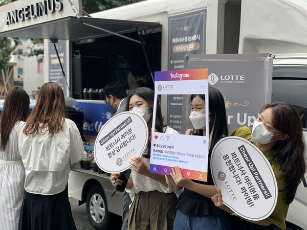 롯데백화점이 8월 우수 파트너사를 찾아가 진행한 커피차 이벤트./사진=롯데백화점