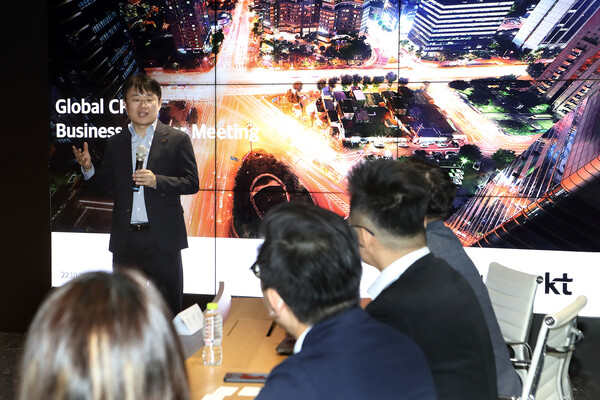 26일 진행된 보니지와의 협력 체결식에서 민혜병 KT Enterprise서비스DX본부장이 KT의 CPaaS 사업 전략 등에 대해 소개하는 모습 / 사진=KT