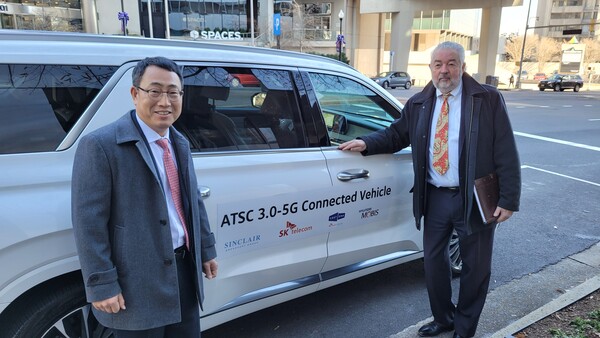 유영상 SKT CEO(사진 왼쪽)와 데이비드 스미스 싱클레어 회장이 워싱턴 D.C. 인근 알링턴 지역에서 ATSC 3.0 규격의 실시간 서비스 시연을 지켜보고 있다. / 사진=SK텔레콤