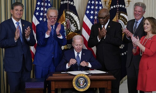 조 바이든 미국 대통령이 워싱턴DC 백악관에서 기후변화 대응과 의료보장 확충 등을 골자로 한 '인플레이션 감축법'에 서명하고 있다./사진=로이터연합