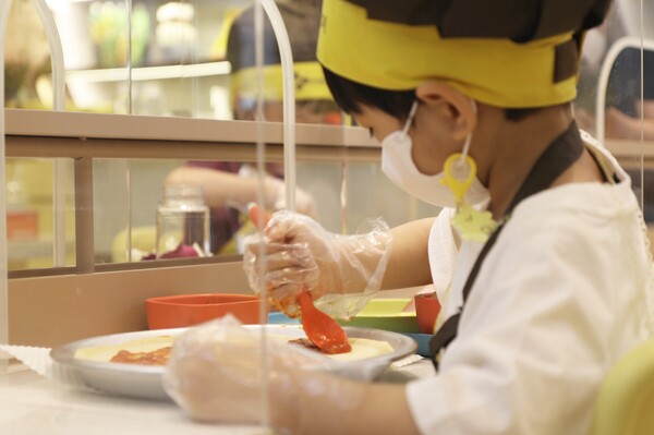 CJ프레시웨이 상암 본사에 위치한 키키존에서 한 어린이가 쿠킹클래스에 참여하고 있는 모습 / 사진=CJ프레시웨이