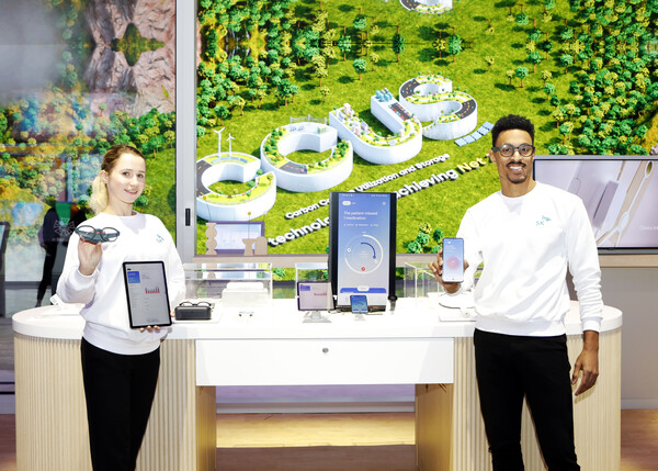 5일 미국 라스베이거스에서 개막하는 세계 최대 가전 〮IT 박람회인 ‘CES 2023’의 SK그룹관에서 SK 관계자들이 SK바이오팜의 웨어러블 디바이스 소개하고 있다./SK