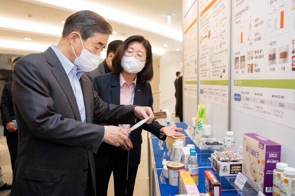 김윤 삼양홀딩스 회장이 5일 판교 삼양디스커버리센터에서 진행된 '삼양 이노베이션 R&D페어'에서 R&D 전략 과제 전시를 살펴보고 있다. / 사진=삼양홀딩스