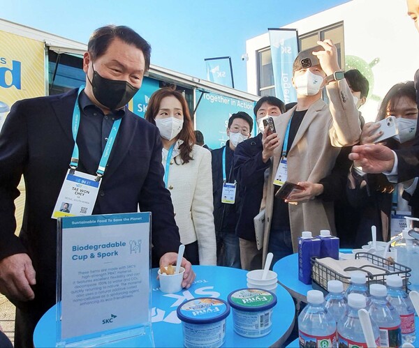 최태원 SK그룹 회장(왼쪽)이 6일 미국 라스베이거스 CES2023 SK부스에서 대체 단백질 크림 코너를 둘러보고 있다./사진=SK