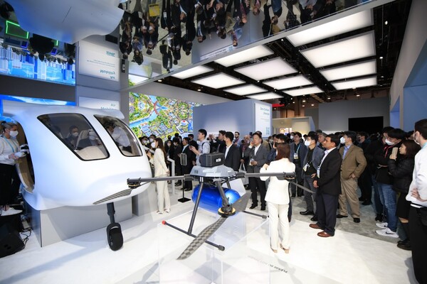 5일부터 8일까지 열린 ‘CES 2023’의 SK그룹관에서 관람객들이 도심항공교통(UAM) 체험을 위해 기다리고 있다./사진=SK