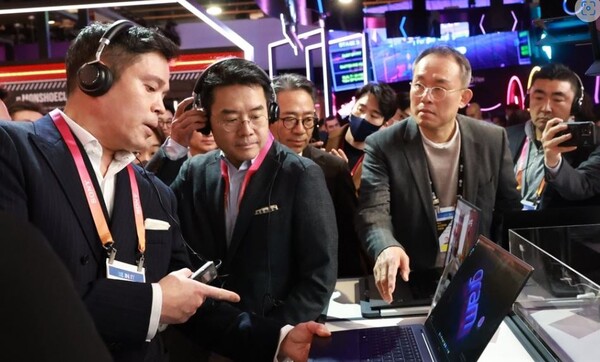 신세계 정용진 부회장이 세계 최대 가전·IT(정보기술) 박람회 CES 2023 개막일인 5일(현지시간) 미국 네바다주 라스베이거스 컨벤션 센터 중앙홀 LG전자 전시관을 찾아 그램 노트북을 들어보고 있다. /연합뉴스