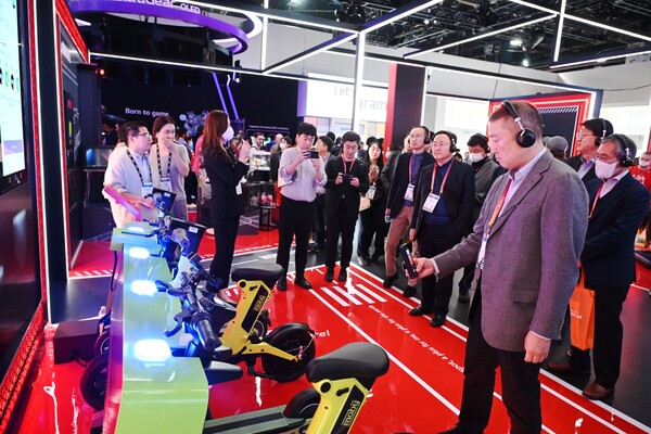 구자은 LS그룹 회장이 6일(미국 현지시간) 미국 라스베이거스에서 개최된 CES 2023에 참관, LG전자 Labs존에 전시된 개인 이동수단을 무선 급속층전기에 거치하면 리워드를 지급하는 서비스 플랫폼 '플러스팟'을 둘러보고 있다./사진=LS