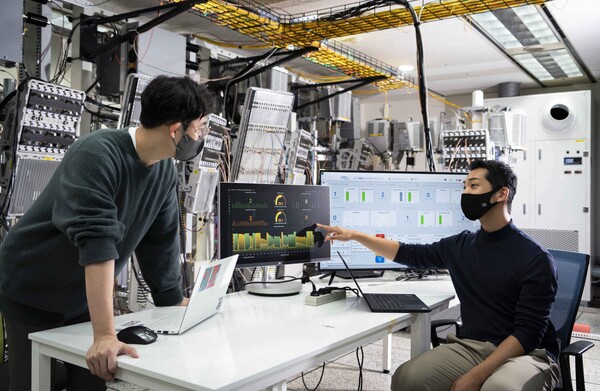 SK텔레콤 연구원들이 트래픽 혼잡 상황에 활용하는 솔루션을 테스트 하는 모습 / 사진=SK텔레콤