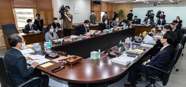 고학수 개인정보보호위원회 위원장을 비롯한 위원들이 11일 오전 서울 종로구 정부서울청사에서 열린 개인정보보호위 2023년 1차 전체 회의를 하고 있다. / 사진=연합