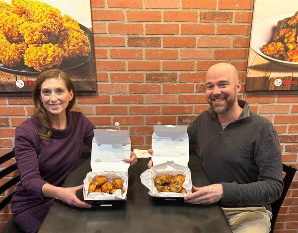 캄파냐 부부가 11일(현지시간) BBQ 버팔로점에서 사진을 촬영하고 있다. / 사진=BBQ