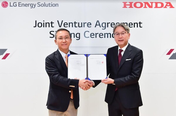 지난해 8월 열린 LG에너지솔루션-혼다의 배터리 합작법인 설립 체결식에서 LG에너지솔루션 CEO 권영수 부회장(왼쪽)과 혼다 미베 토시히로 CEO가 기념 촬영을 하고 있다./사진=LG에너지솔루션