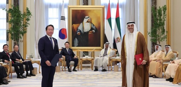 최태원 SK 회장이 15일(현지시간) 아랍에미리트(UAE) 아부다비 대통령궁에서 열린 한-UAE 양해각서(MOU) 체결식에서 윤석열 대통령과 무함마드 빈 자예드 알 나흐얀 UAE 대통령이 지켜보는 가운데 기념촬영을 하고 있다./사진=연합뉴스