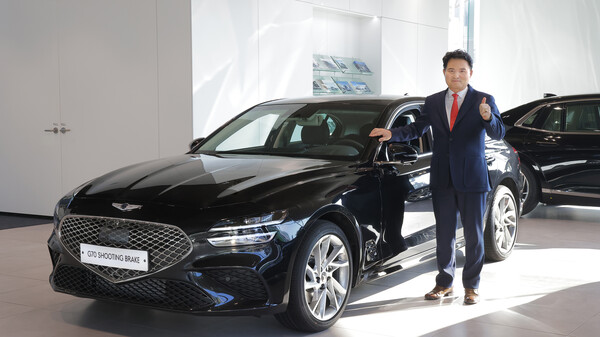 현대자동차 천안서부지점 이석이 영업부장이 기념촬영을 하고 있다./사진=현대자동차