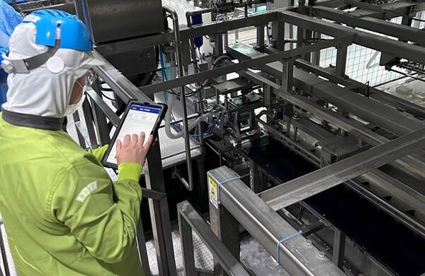 풀무원 현장 작업자가 태블릿 PC를 통해 품질 관련 데이터를 확인하고 있다. / 사진=풀무원