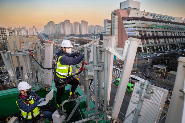 SK텔레콤과 SK오앤에스 구성원이 이동통신 품질 관리를 위해 버스터미널 근방의 네트워크 장비를 사전 점검하는 모습. / 사진=SK텔레콤