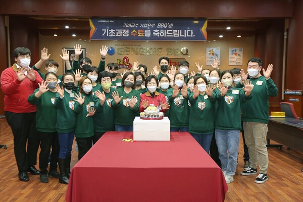BBQ치킨 치킨대학에서 기초교육과정을 수료한 패밀리들이 기념사진을 촬영하고 있다. / 사진=BBQ