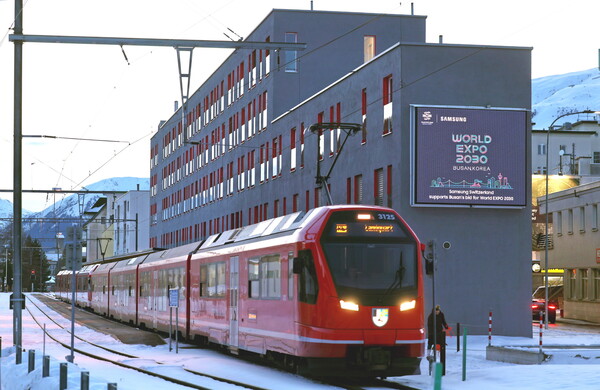 삼성전자가 16~20일 열리는 세계경제포럼(WEF, 다보스포럼) 연차총회를 맞아 스위스 다보스에서 '2030 부산세계박람회' 응원 메시지를 담은 대형 디지털 옥외광고를 선보이고 있다./사진=삼성전자