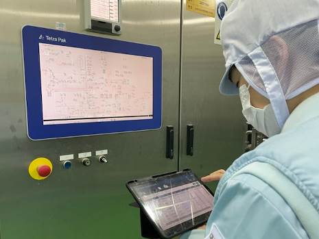 태블릿 PC를 통해 품질 관련 데이터를 확인하는 천안1공장 관계자 / 사진=대상웰라이프