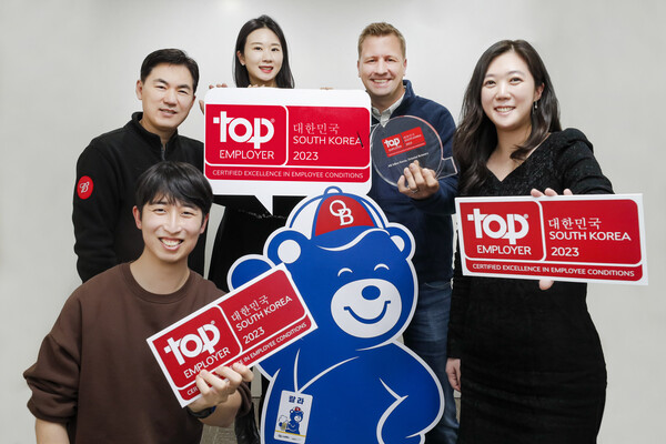 오비맥주 배하준 대표(우측에서 두 번째)가 ‘최고 고용주 협회’가 수여하는 ‘2023년 최우수 고용기업’ 상을 받고 직원들과 함께 기념사진을 찍고 있다. / 사진=오비맥주