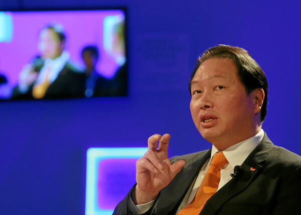 최태원 SK 회장이 지난 2013년 1월 다보스포럼 '임팩트 투자' 세션에서 사회적기업 활성화를 위한 SK식 전략과 비전을 설명하고 있다. /SK