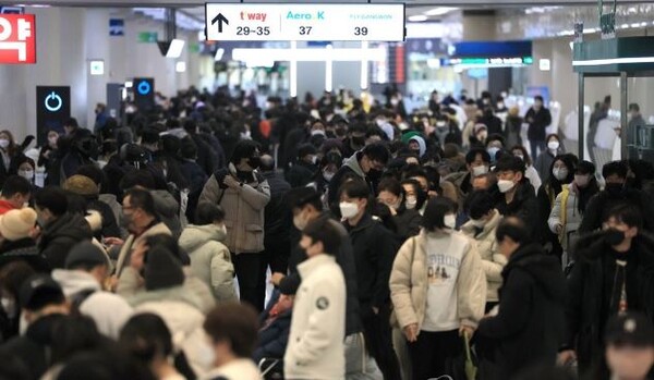설 연휴 마지막 날인 24일 오전 폭설과 강풍이 몰아쳐 항공편이 전편 결항한 가운데 승객들이 대기표를 구하기 위해 각 항공사 대기전용 카운터에 길게 줄을 서 있다. /사진=연합