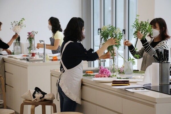 경기 수원 광교점 문화센터 쿠킹스튜디오에서 수강생들이 쿠킹&플라워 수업에 참여하고 있다./사진=갤러리아백화점