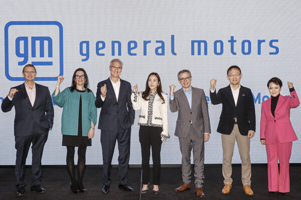 30일 서울 영등포구 콘래드 서울 호텔에서 열린 2023 GM 기자간담회에서 (왼쪽부터) 브라이언 맥머레이 GM 한국연구개발법인 사장, 에이미 마틴 최고재무책임자, 로베르토 렘펠 GM 한국사업장 사장, 정정윤 최고마케팅책임자, 카를로스 미네르트 영업·서비스 부문 부사장, 채명신 디지털 비즈니스팀 상무, 윤명옥 홍보부문 전무가 기념촬영을 하고 있다./사진=한국GM