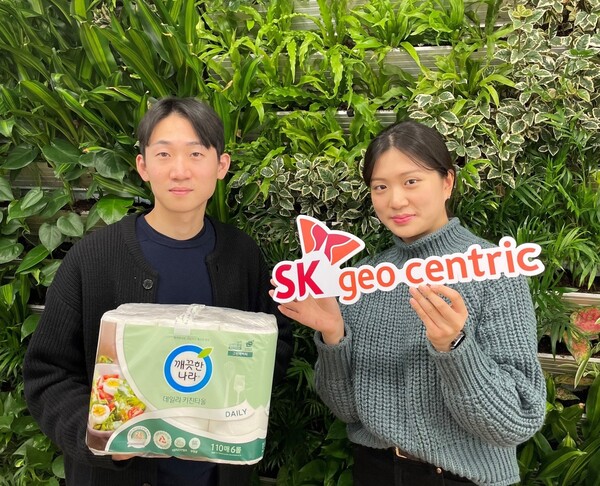 GRS인증을 받은 재활용 재생원료를 활용한 포장재가 적용된 ‘데일리 키친타올’ 제품./사진=SK지오센트릭
