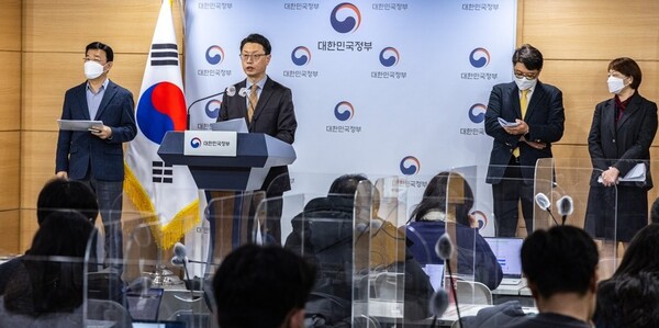 홍진배 과학기술정보통신부 네트워크정책실장이 31일 서울 종로구 정부서울청사에서 5G(28GHz) 신규사업자 진입 지원 방안을 발표하고 있다. / 사진=연합