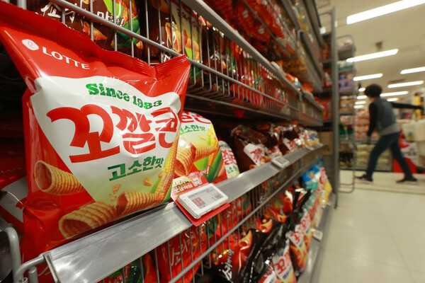 이달부터 과자, 아이스크림, 빵, 버거 등 가공식품 가격이 줄줄이 오른다. 사진은 서울 시내 한 대형마트에 진열된 롯데제과 과자류./연합뉴스