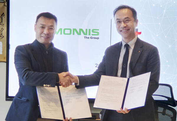 문성욱 KT 글로벌사업실장(오른쪽)과 출룬바토르 바즈 몬니스 그룹 회장이 1월 29일 몽골 몬니스 본사에서 진행된 업무협약식에서 기념촬영을 하고 있다. / 사진=KT